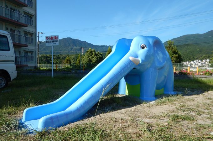 青い像の滑り台